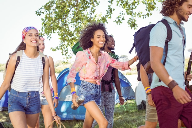 Jóvenes amigos que llegan a su campamento