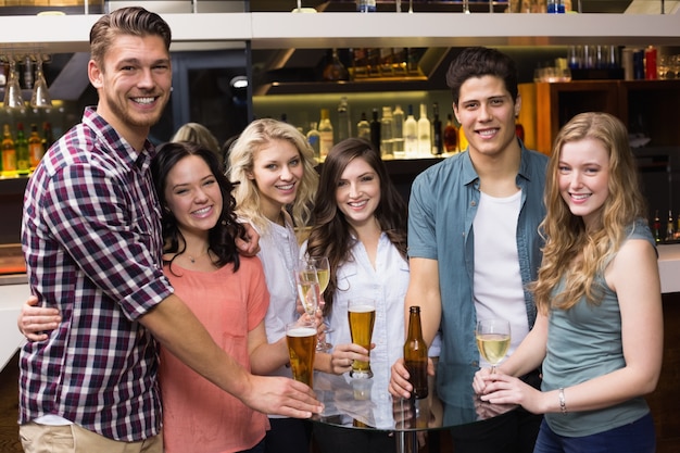 Jóvenes amigos tomando una copa juntos