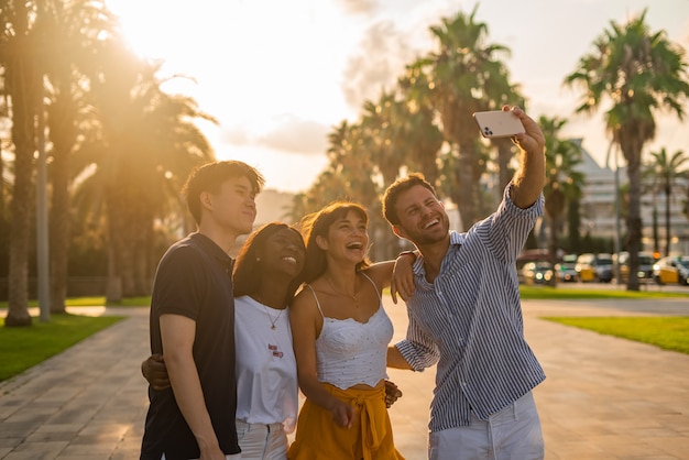 Jóvenes amigos tomando selfie en smartphone