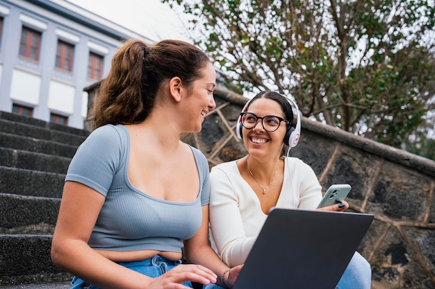 Jóvenes amigos universitarios riéndose juntos en el campus