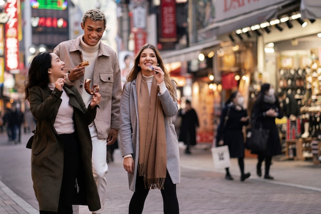 Jóvenes amigos viajando por japón