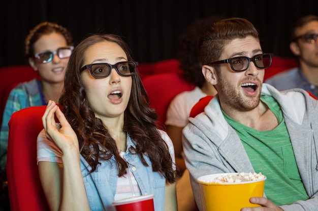 Jóvenes amigos viendo una película 3d