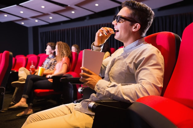 Jóvenes amigos viendo una película 3d