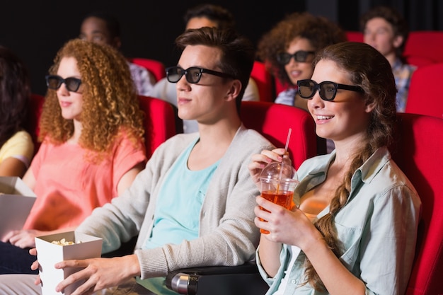 Jóvenes amigos viendo una película 3d