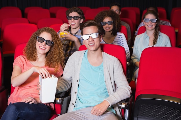 Jóvenes amigos viendo una película 3d