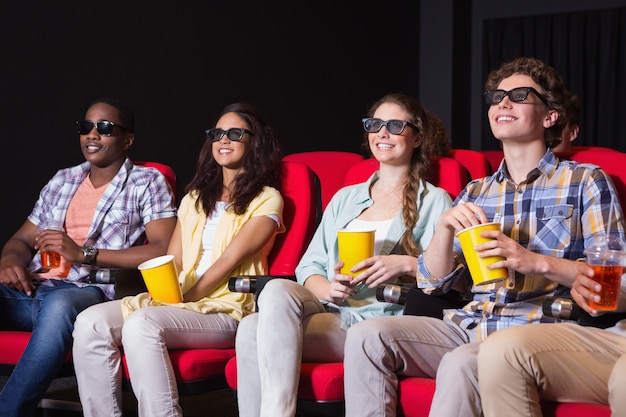 Jóvenes amigos viendo una película 3d