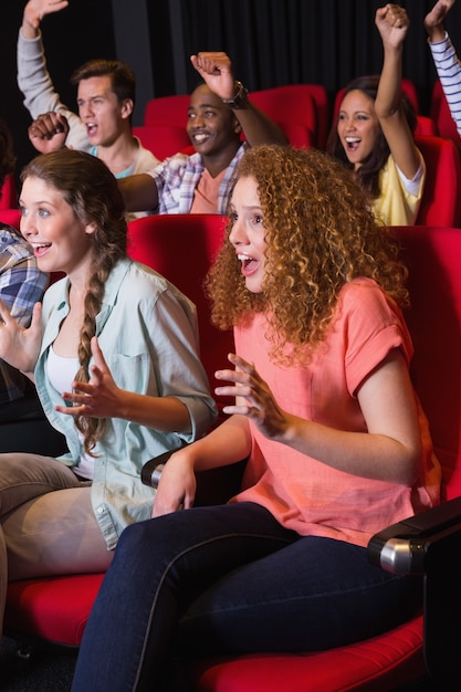 Jóvenes amigos viendo una película