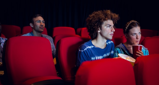 Jóvenes amigos viendo una película