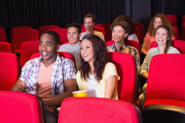 Jóvenes amigos viendo una película