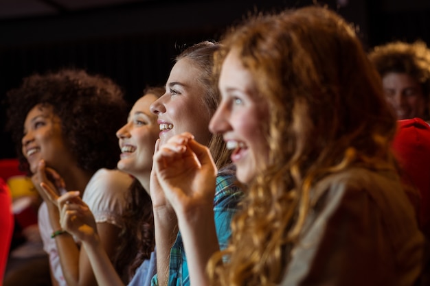 Foto jóvenes amigos viendo una película