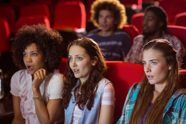 Jóvenes amigos viendo una película