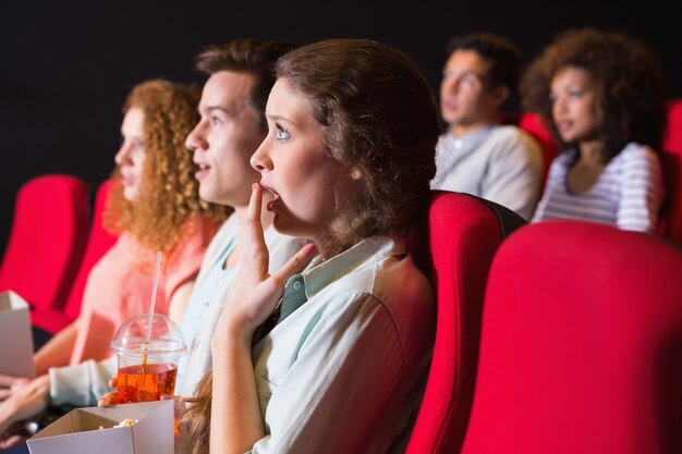 Jóvenes amigos viendo una película