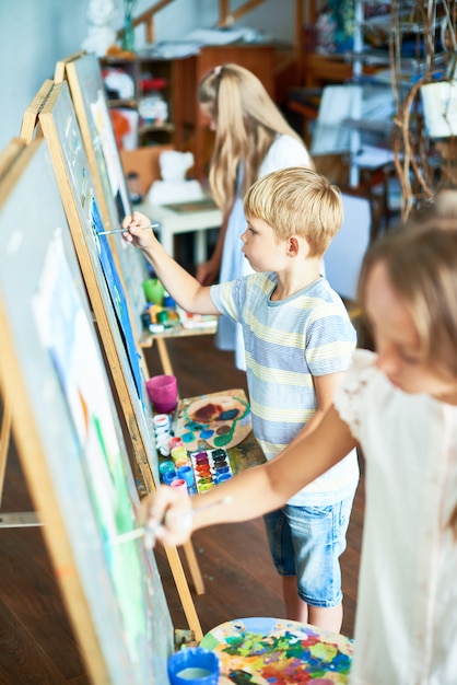 Jóvenes artistas en Art Studio