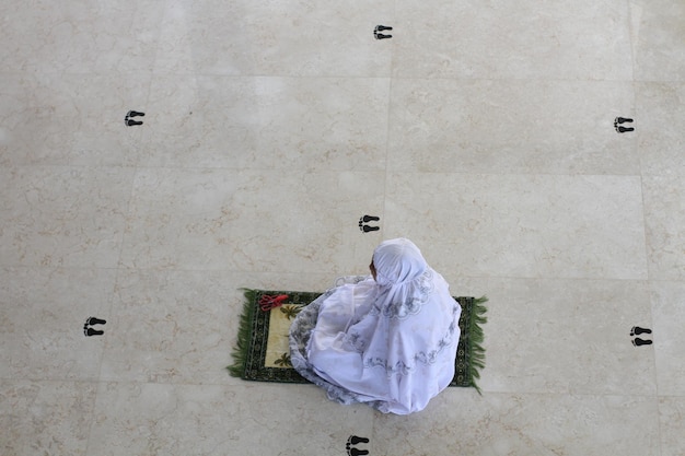 JÓVENES ASIÁTICAS REZAN EN LA MEZQUITA