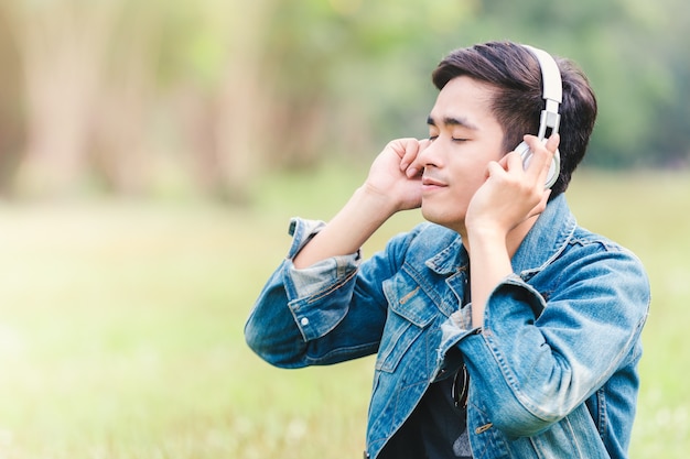 Los jóvenes asiáticos escuchan música.