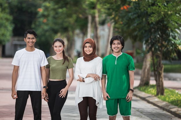 Los jóvenes asiáticos felices hacen ejercicio y se calientan