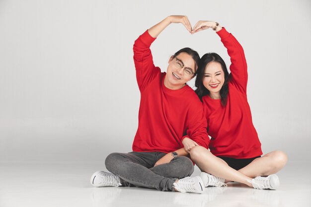 Jóvenes asiáticos novio y novia posando y sonriendo para pre-boda.