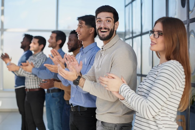 Jóvenes aspirantes a jóvenes aplaudiendo en el seminario