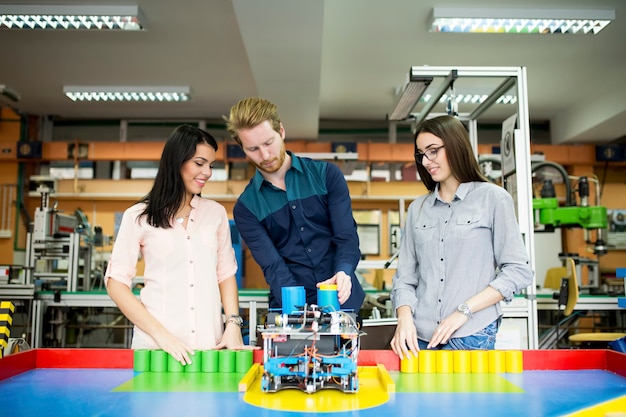 Jóvenes en el aula de robótica