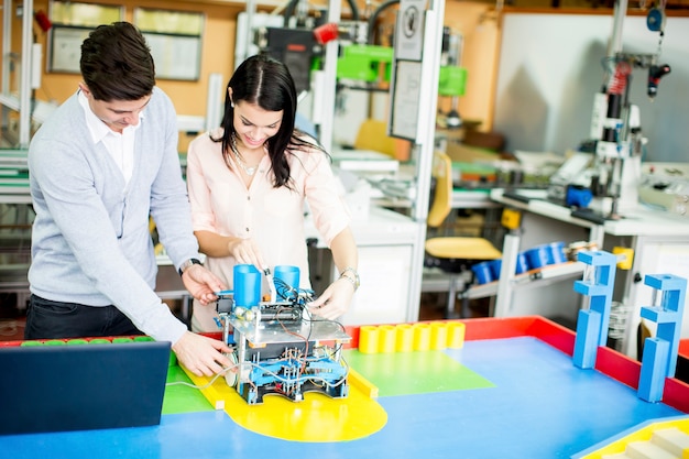 Jóvenes en el aula de robótica