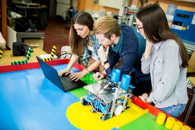 Jóvenes en el aula de robótica