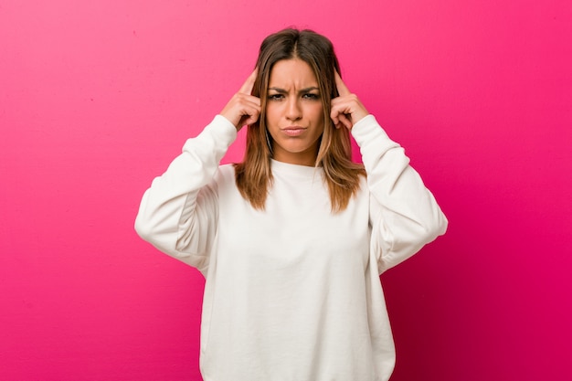 Jóvenes auténticos carismáticos personas reales mujer contra una pared centrada en una tarea