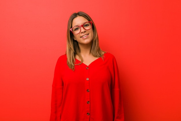 Jóvenes auténticos carismáticos personas reales mujer contra una pared feliz, sonriente y alegre.