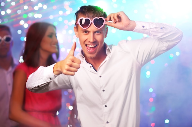 Foto jóvenes bailando en la fiesta