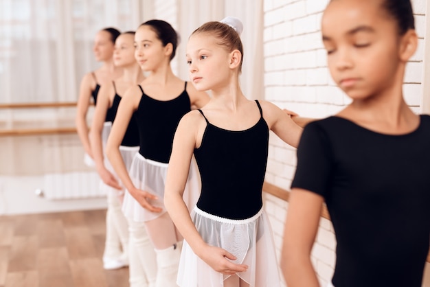 Jóvenes bailarinas ensayando en la clase de ballet.