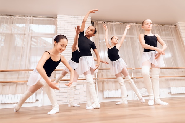 Jóvenes bailarinas ensayando en la clase de ballet.