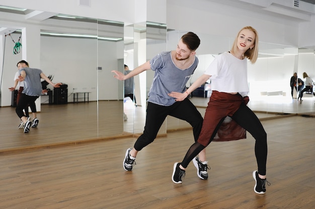 Foto jóvenes bailarines bailando en el estudio