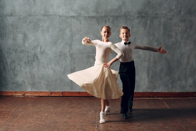 Jóvenes bailarines niño y niña bailando en baile de salón Samba.