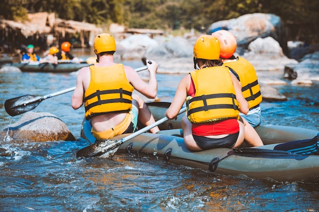 Jóvenes en balsa en un río.