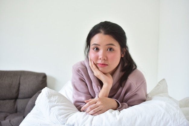 Las jóvenes bellas están en el dormitorio.