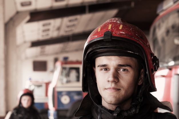 Foto jóvenes bomberos en los camiones de bomberos