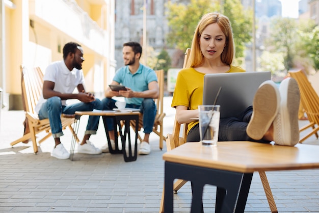 Jóvenes carismáticos discutiendo y divirtiéndose en el café