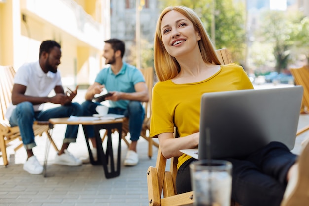 Jóvenes carismáticos discutiendo y divirtiéndose en el café