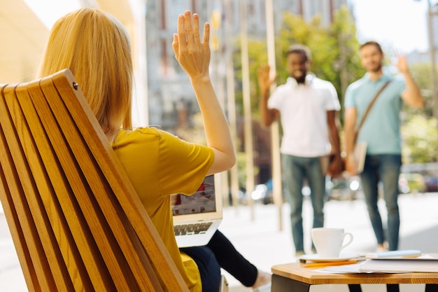 Jóvenes carismáticos discutiendo y divirtiéndose en el café