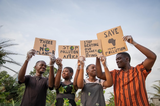 Jóvenes con carteles que dicen que no hay planeta b detener la contaminación en áfrica