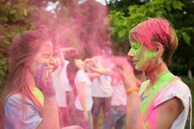 Los jóvenes celebran el festival Holi color en el parque