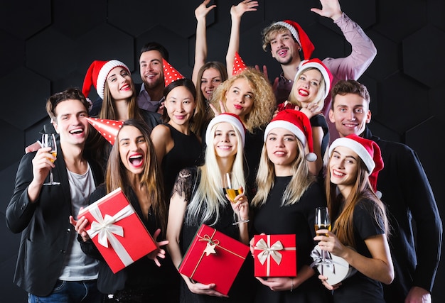 Jóvenes celebrando el año nuevo juntos