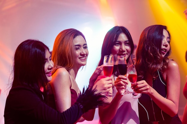 Jóvenes celebrando una fiesta, bebida y baile.