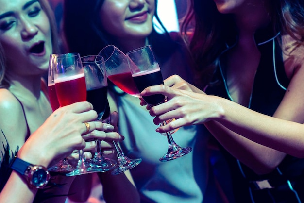 Jóvenes celebrando una fiesta, bebiendo y bailando