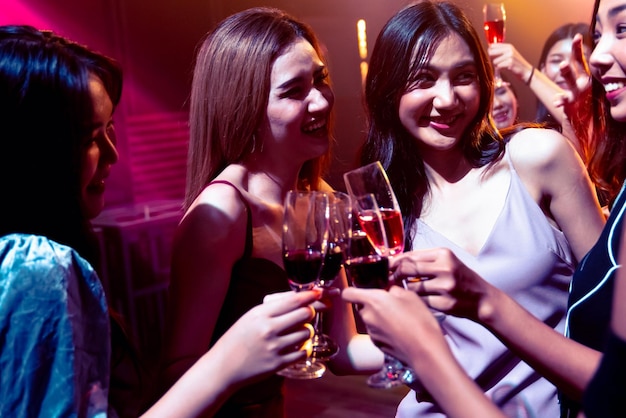 Jóvenes celebrando una fiesta bebiendo y bailando