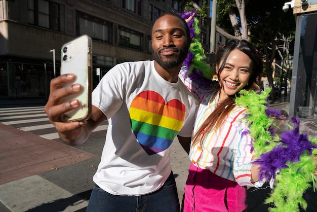 Foto jóvenes celebrando el mes del orgullo