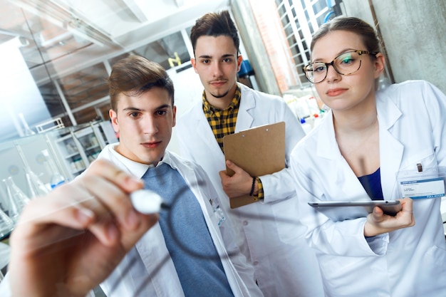 Jóvenes científicos llevando a cabo un experimento en un laboratorio.