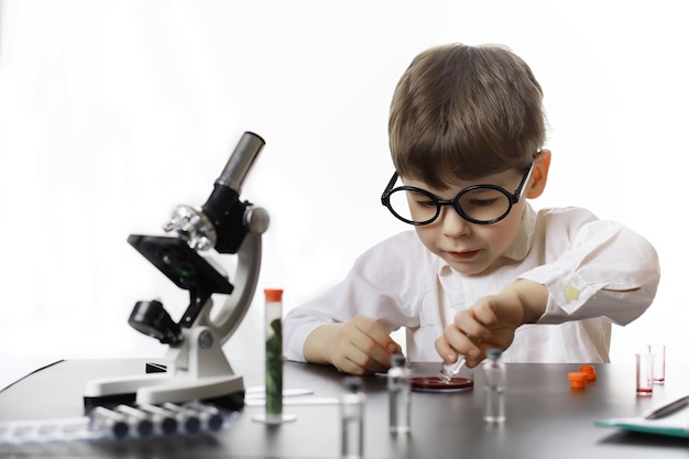 Jóvenes científicos químicos Doctor asistente de laboratorio