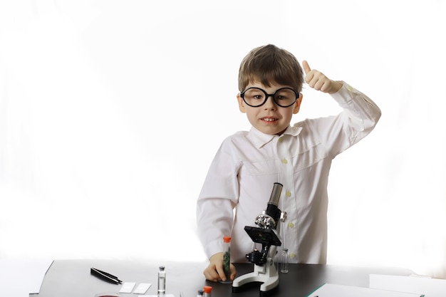Foto jóvenes científicos químicos. orientación vocacional infantil. elección de profesión. médico, ayudante de laboratorio, químico.