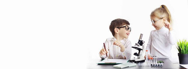 Jóvenes científicos químicos. Orientación vocacional infantil. Elección de profesión. Médico, ayudante de laboratorio, químico.