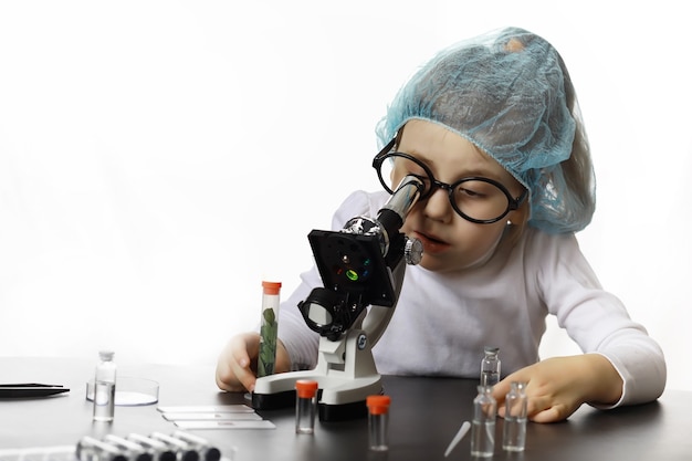 Foto jóvenes científicos químicos. orientación vocacional infantil. elección de profesión. médico, ayudante de laboratorio, químico.